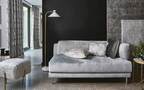 Couch mit Chenille-Möbelstoff in silberner matter Metallic-Oberfläche
